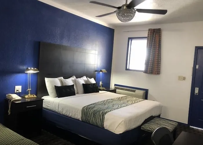 Motel: Budget Inn & Suites
